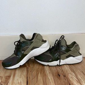 Green Nike Air Huarache Size 8.5